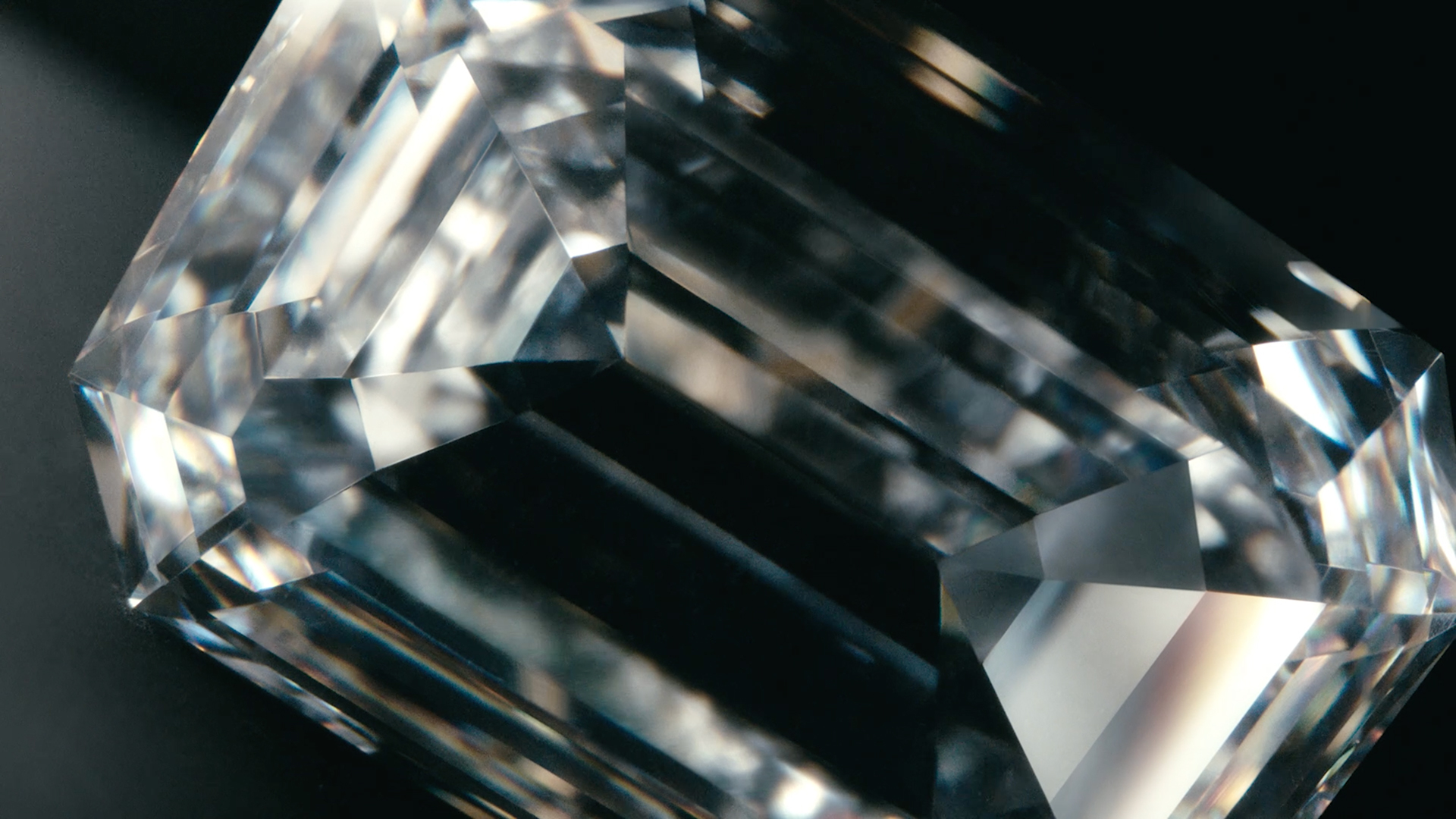CHANEL-No5-Collection-Diamond-close-up